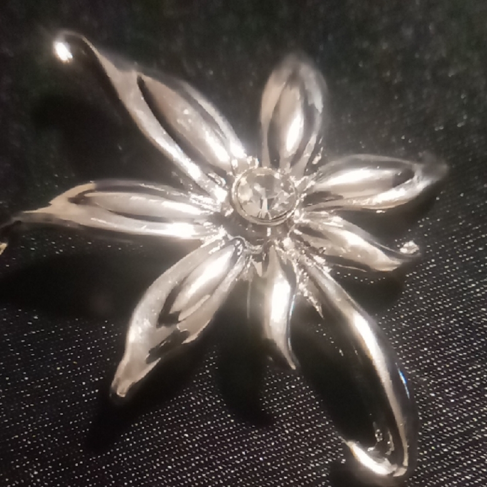 Elegant vintage Silver Flower Brooch